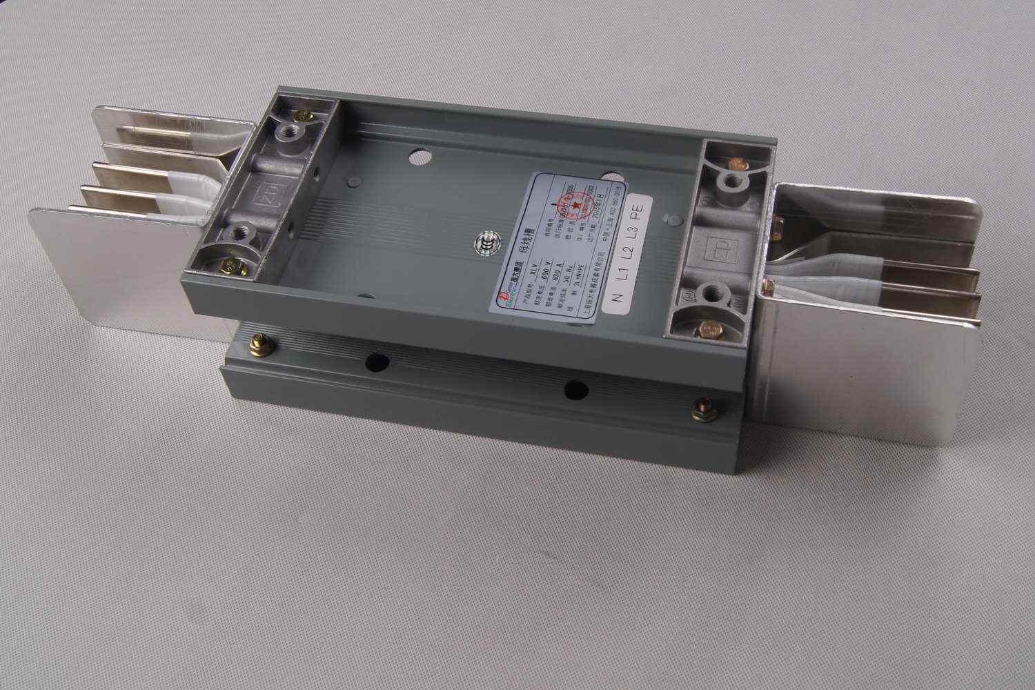 封閉母線槽電氣設(shè)備.jpg 封閉母線槽電氣設(shè)備.jpg